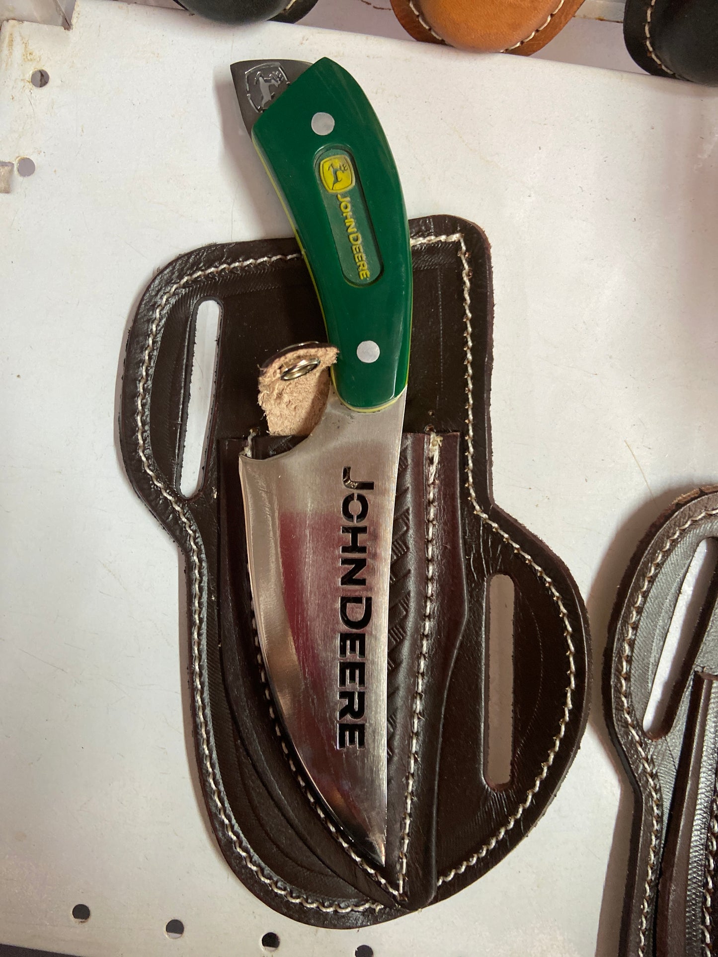 Faca com capa de couro