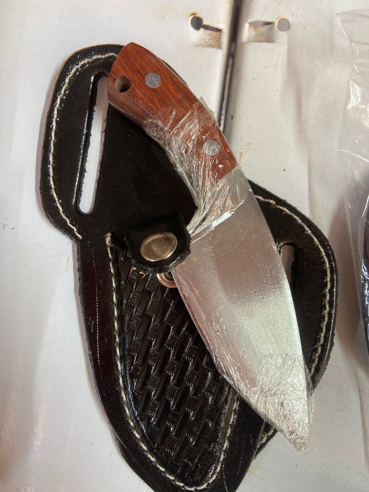 Faca com capa de couro