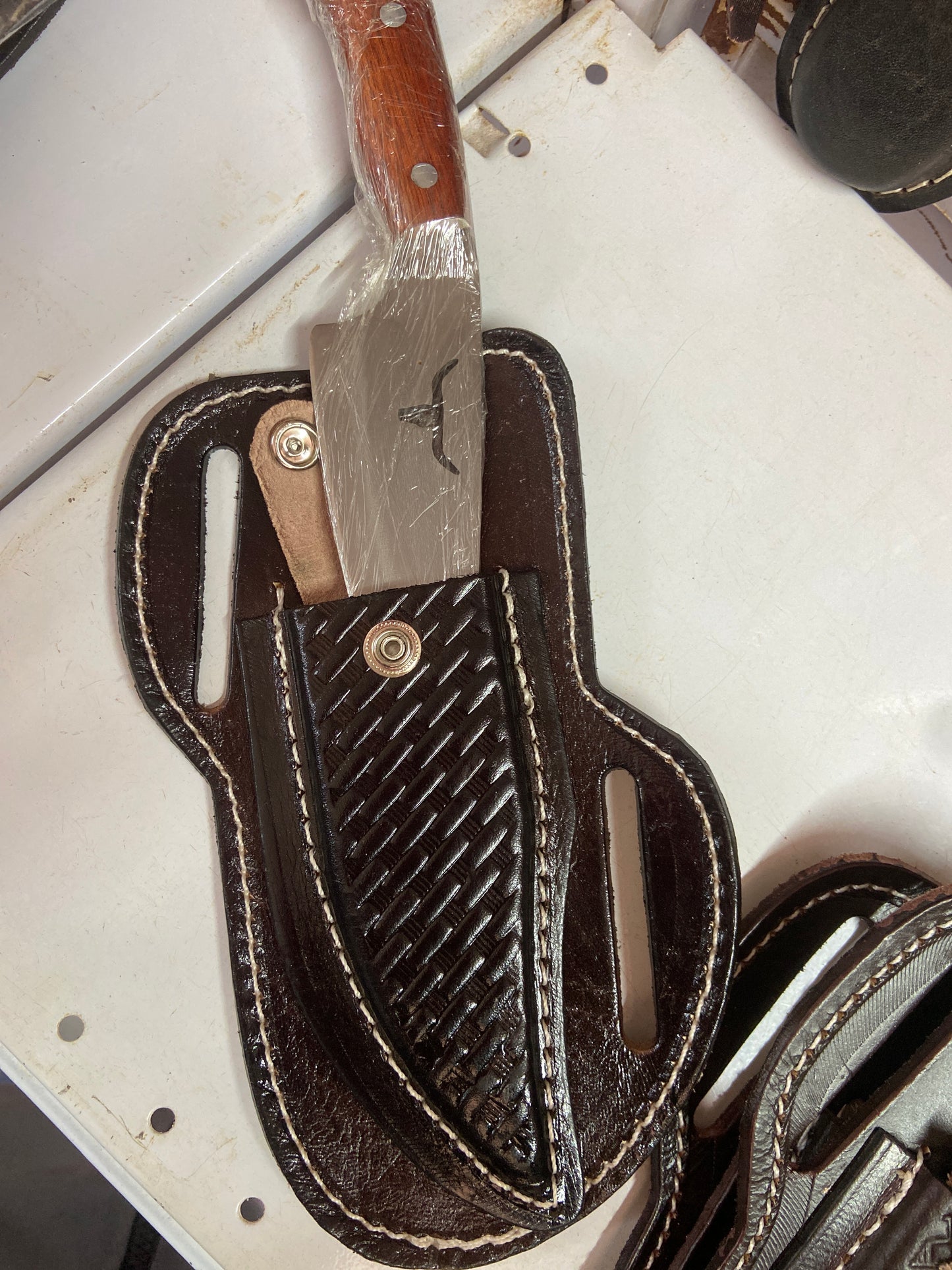 Faca com capa de couro