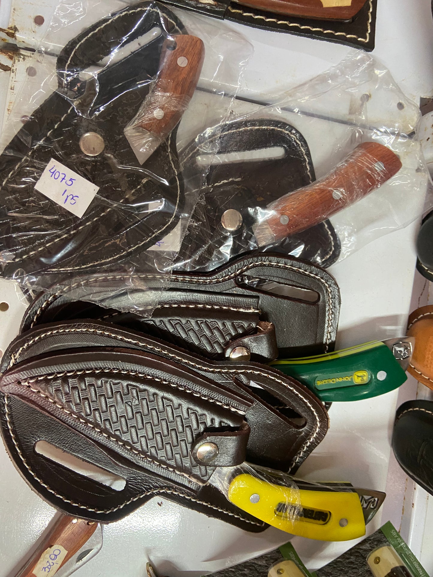 Faca com capa de couro