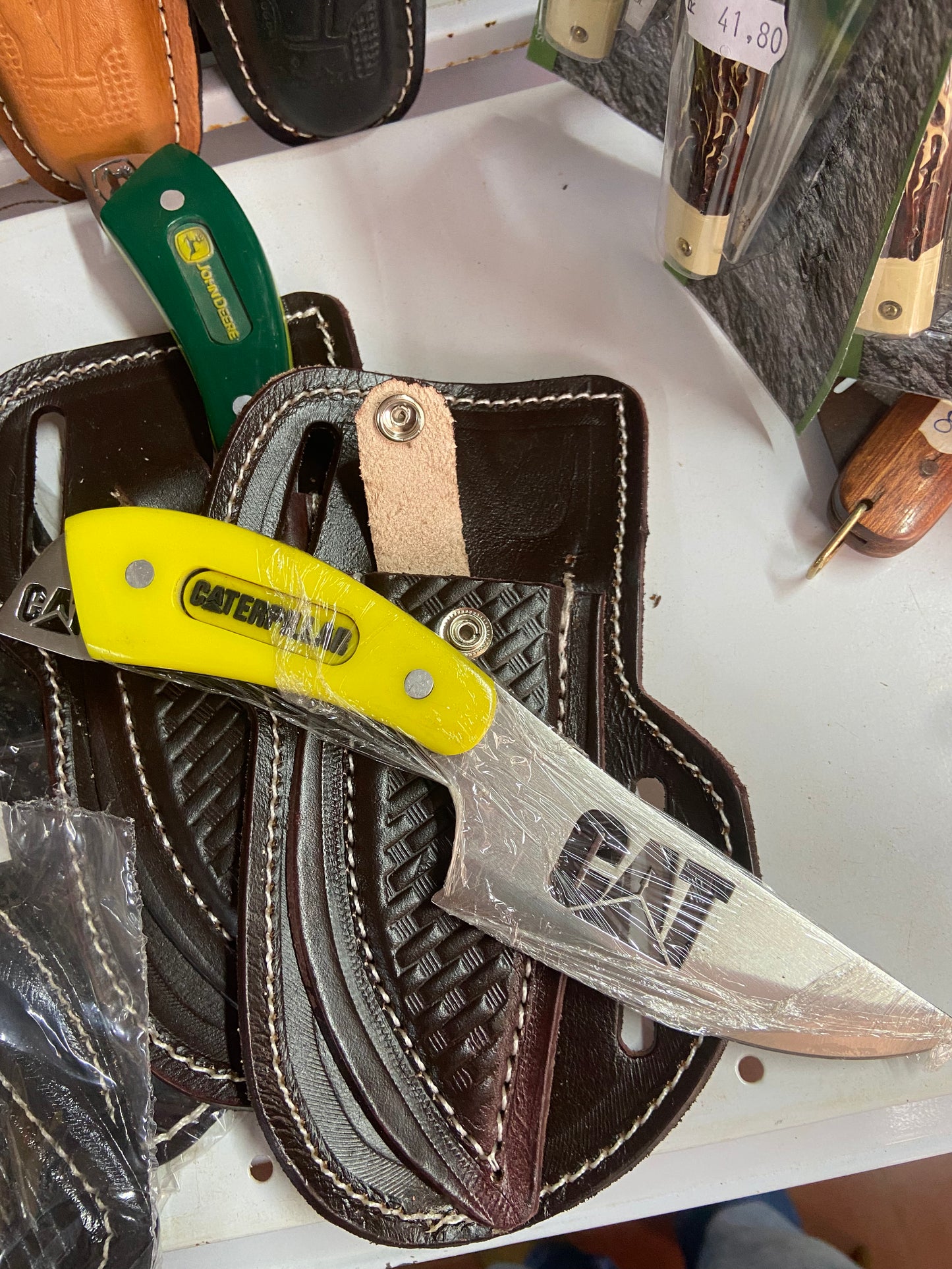 Faca com capa de couro