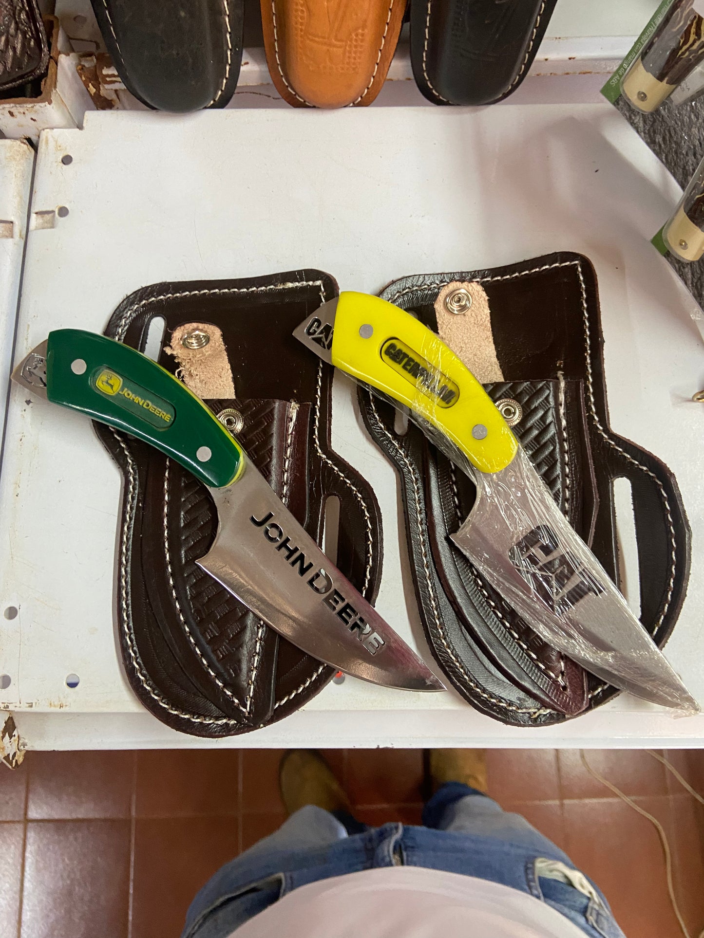 Faca com capa de couro